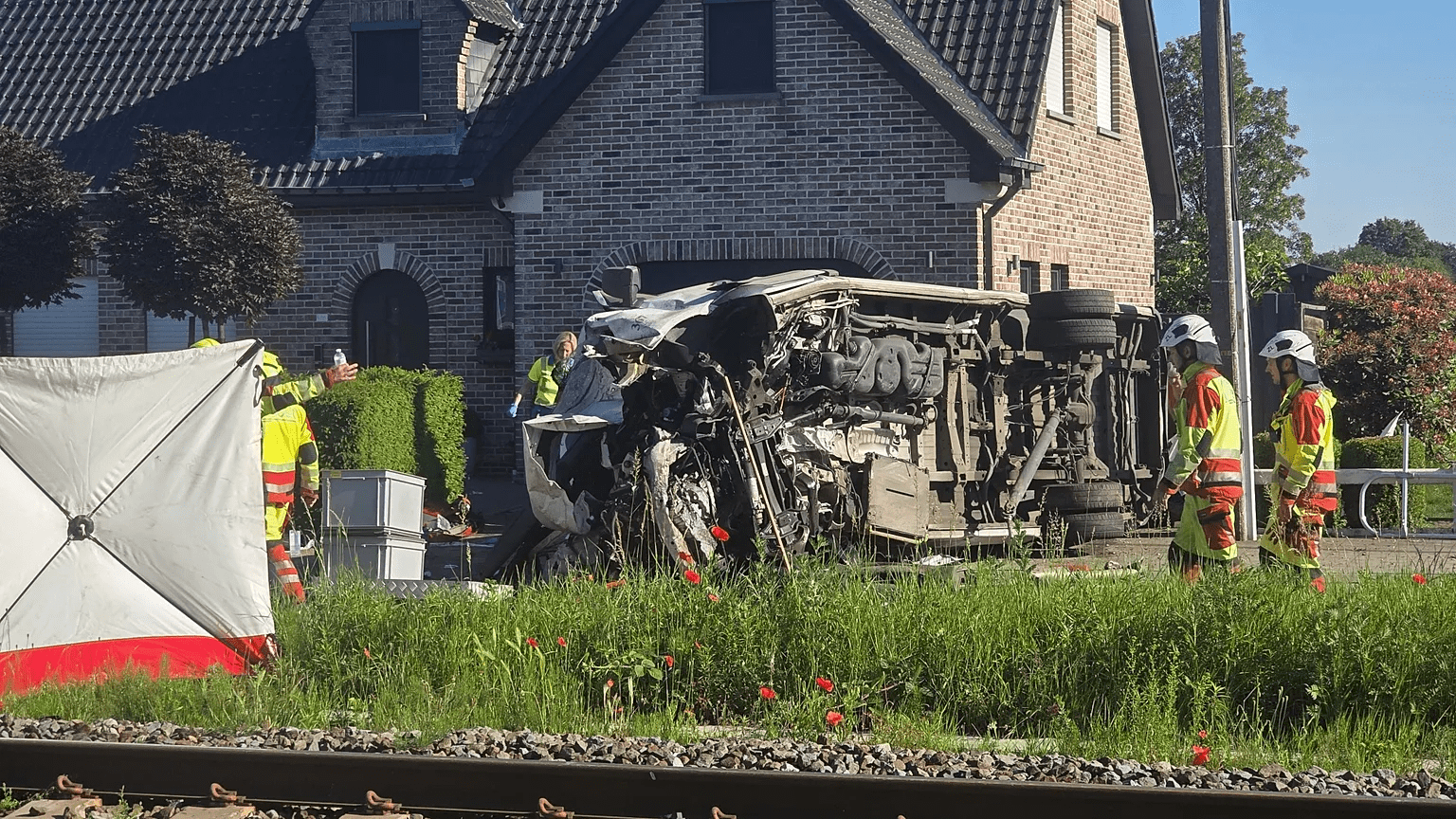 Tragedia ferroviaria en Bélgica: tren arrolla minibús escolar en Buggenhout