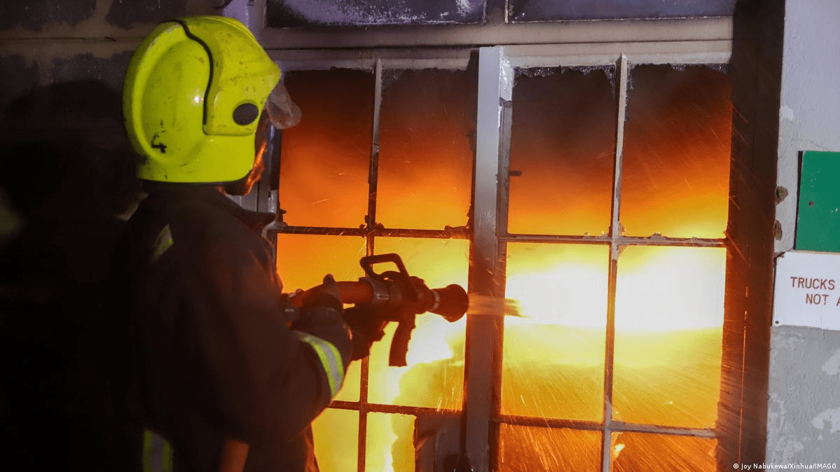 detienen a ocho alumnas por trágico incendio en un internado de Kenia