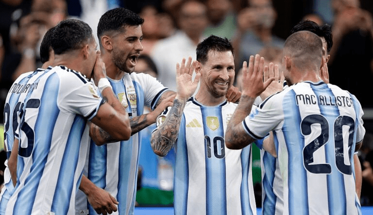 Mundial: Messi rompe récord mundialista y clasifica a Argentina a 16vos